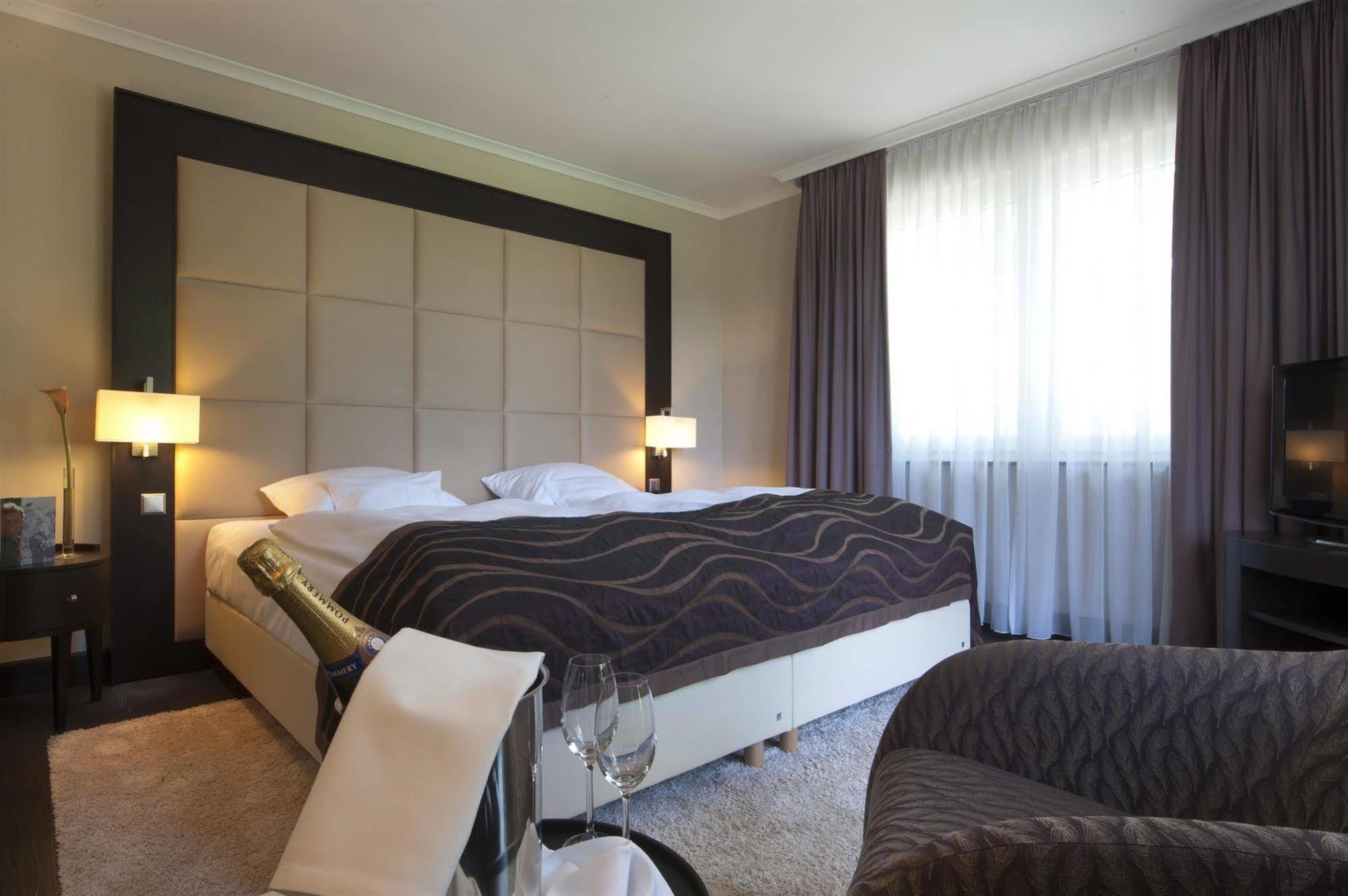 Western Premier Castanea Hotel 4*