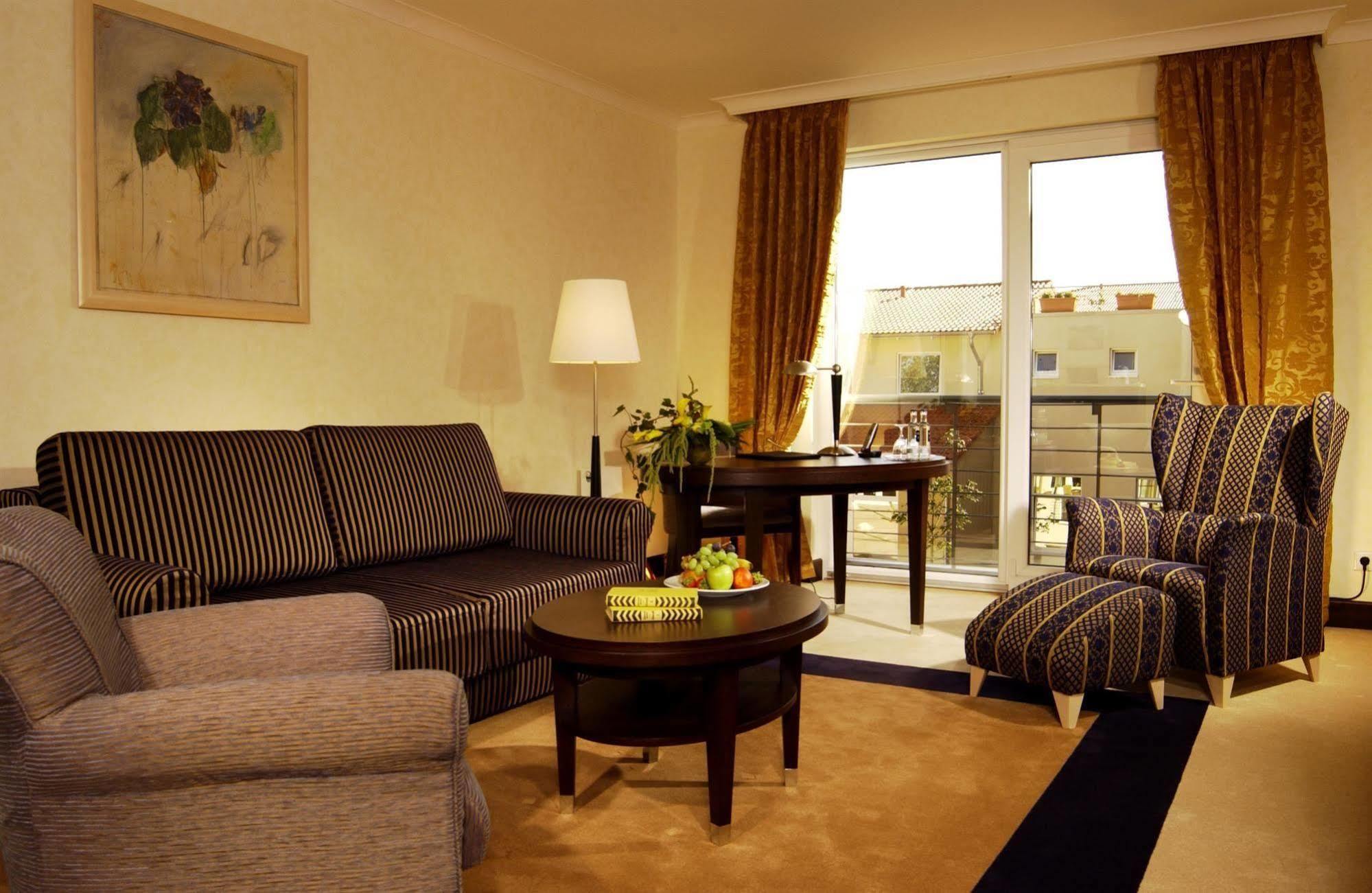 Western Premier Castanea Hotel 4*